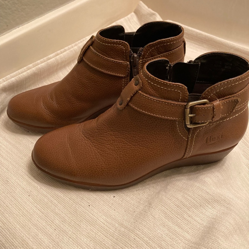 Flexi short wedge booties, light tan, size 7